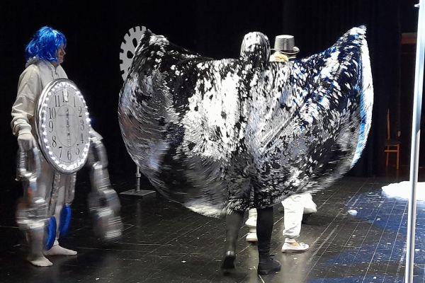 Zdjęcie podczas odgrywania roli w sztuce.