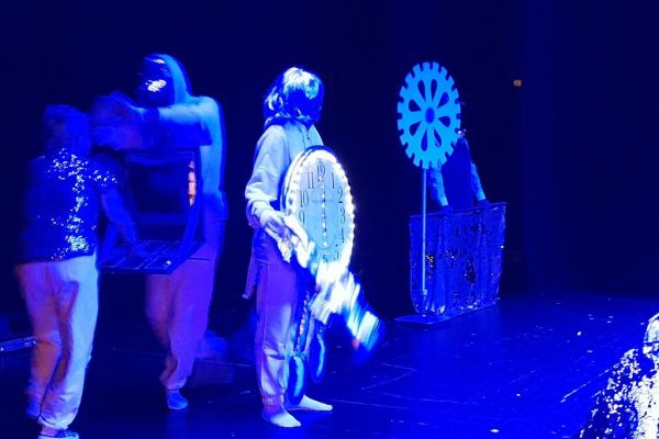 Zdjęcie podczas odgrywania roli w sztuce.