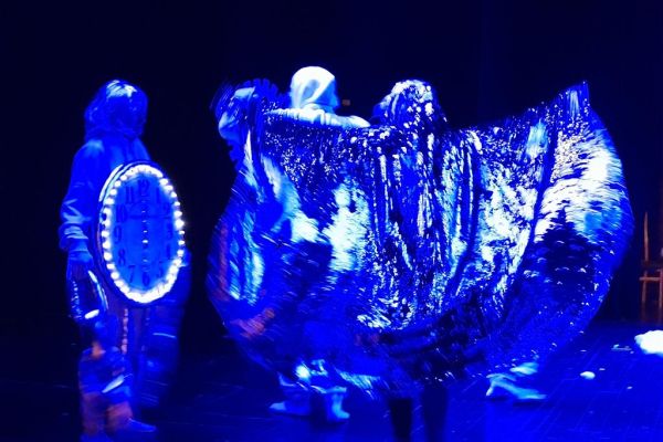 Zdjęcie podczas odgrywania roli w sztuce.