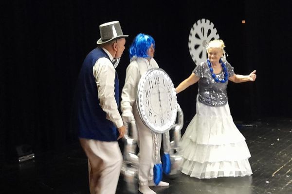 Zdjęcie podczas odgrywania roli w sztuce.