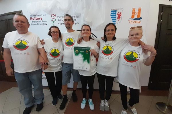 Zdjęcie grupowe w koszulkach z przegladu.