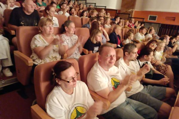 mieszkańcy siedza w teatrze.