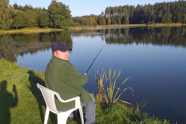 Mieszkaniec łowi ryby.