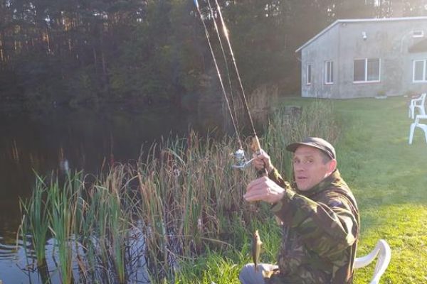 Mieszkaniec łowi ryby.