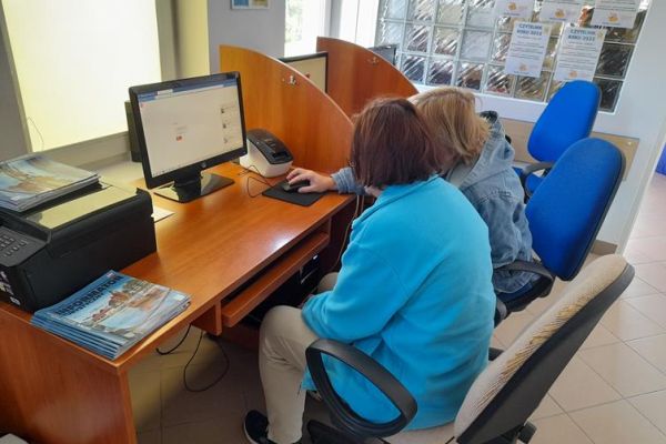 Mieszkanka z terapeutką przy komputerze.