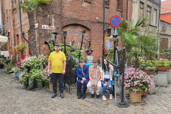 Czworo mieszkańców zwiedza stare miasto Grudziądz.