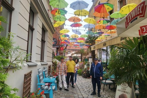 Czworo mieszkańców zwiedza stare miasto Grudziądz.