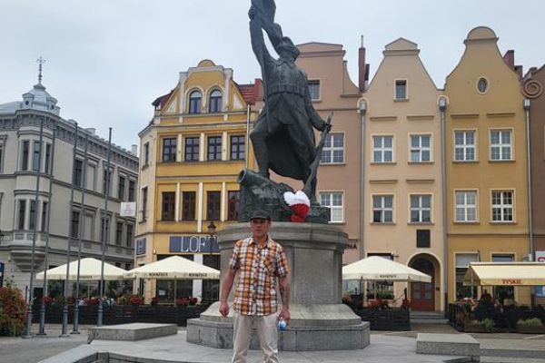 Mieszkaniec przy pomniku.