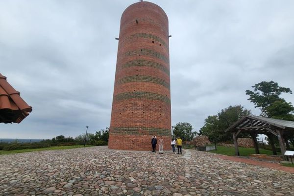 Czworo mieszkańców zwiedza stare miasto Grudziądz.