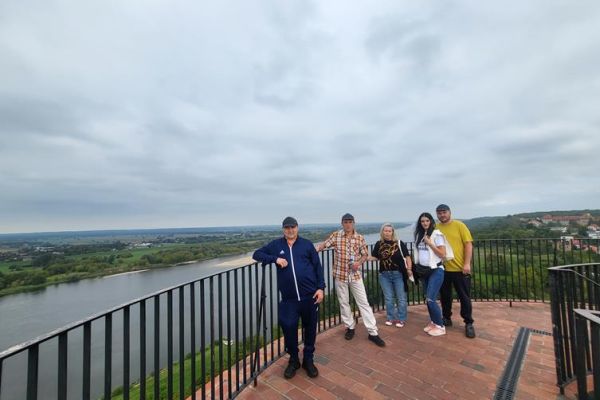 Czworo mieszkańców zwiedza stare miasto Grudziądz.