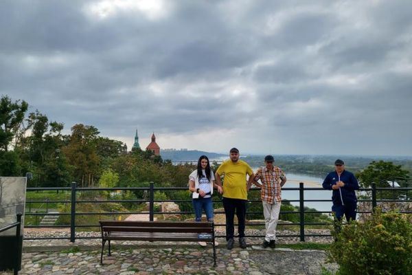 Czworo mieszkańców zwiedza stare miasto Grudziądz.