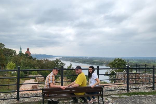 Czworo mieszkańców zwiedza stare miasto Grudziądz.