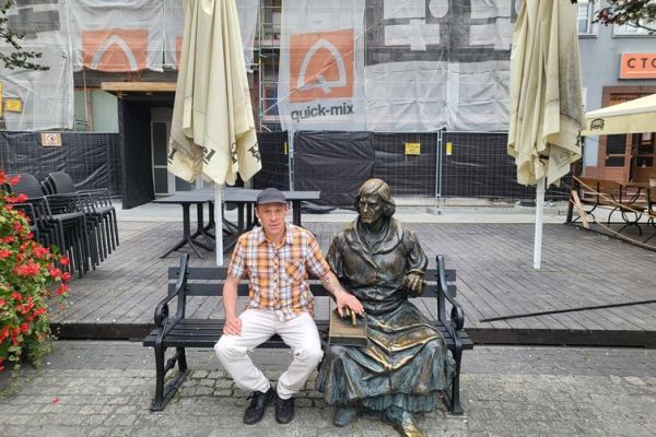 Mieszkaniec na ŁAWECZCE Z POMNIKIEM.