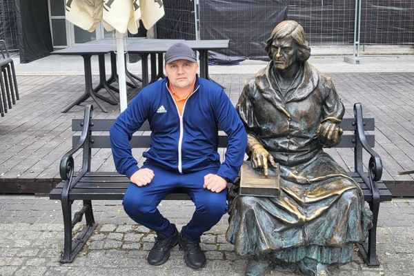 Mieszkaniec na ŁAWECZCE Z POMNIKIEM.