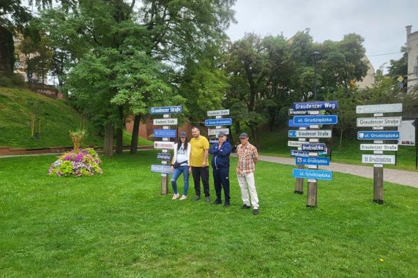 Czworo mieszkańców zwiedza stare miasto Grudziądz.