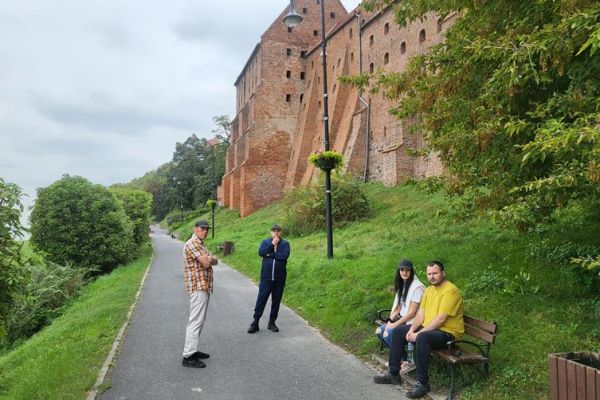 Czworo mieszkańców zwiedza stare miasto Grudziądz.
