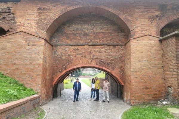 Czworo mieszkańców zwiedza stare miasto Grudziądz.