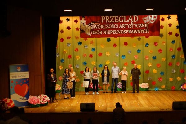 Mieszkańcy odbieraja nagrodę na scenie w teatrze w Słupsku.