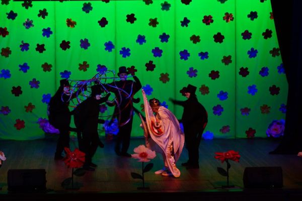 Mieszkańcy występują w sztuce teatralnej na scenie.