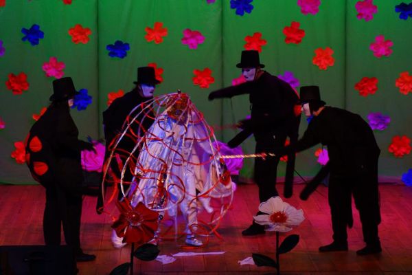 Mieszkańcy występują w sztuce teatralnej na scenie.