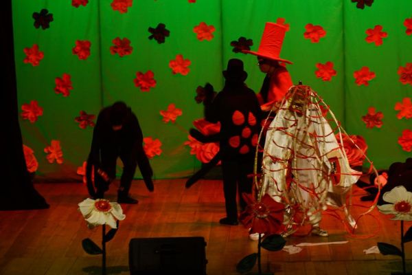 Mieszkańcy występują w sztuce teatralnej na scenie.