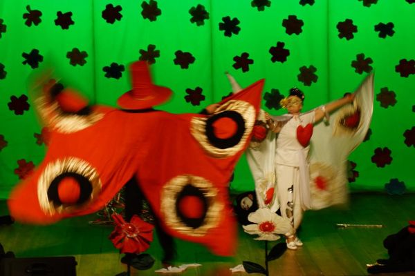 Mieszkańcy występują w sztuce teatralnej na scenie.