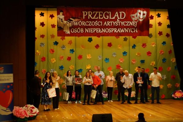 Mieszkańcy odbieraja nagrodę na scenie w teatrze w Słupsku.