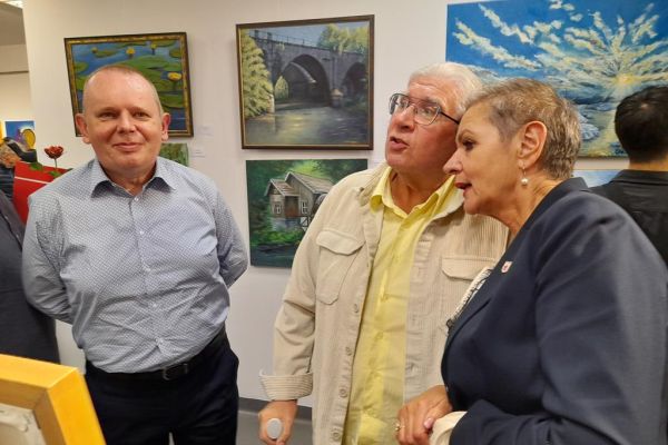 Mieszkaniec z innym uczestnikiem konkursu oraz Prezydentką Słupska