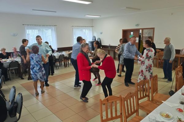 Mieszkańcy tańczą na świetlicy.