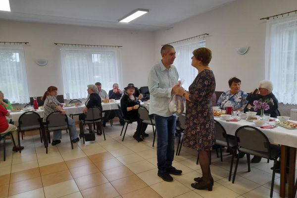 Mieszkaniec wręcza Pani Sołtys podziękowanie.