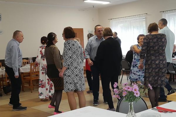 Mieszkańcy tańczą na świetlicy.