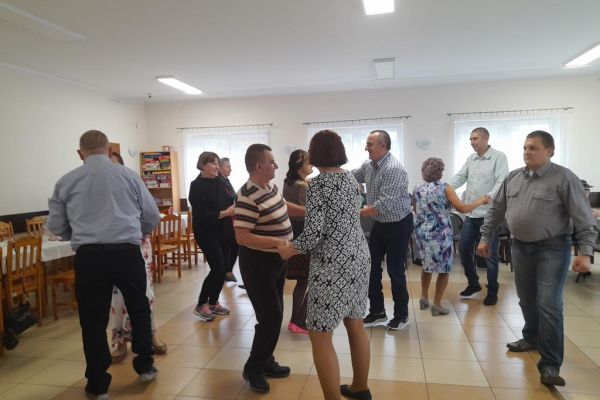 Mieszkańcy tańczą na świetlicy.