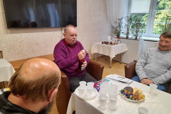Jubilat otwiera szampana picolo.