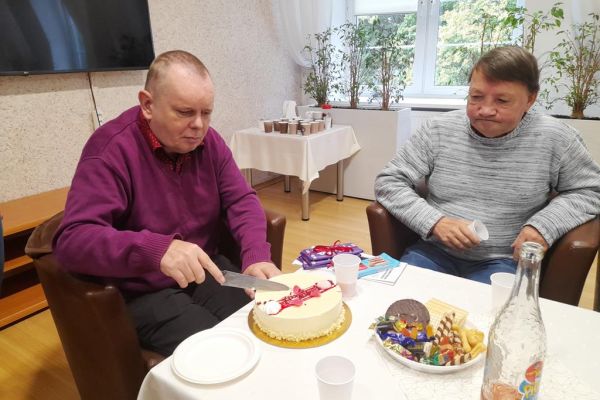 Jubilat kroi tort.