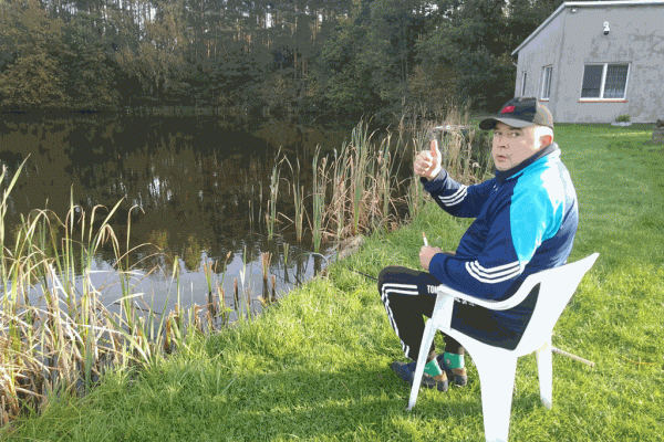 Mieszkaniec łowi ryby.