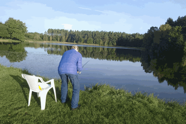 Mieszkaniec łowi ryby.