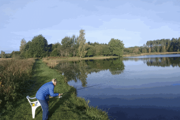 Mieszkaniec łowi ryby.