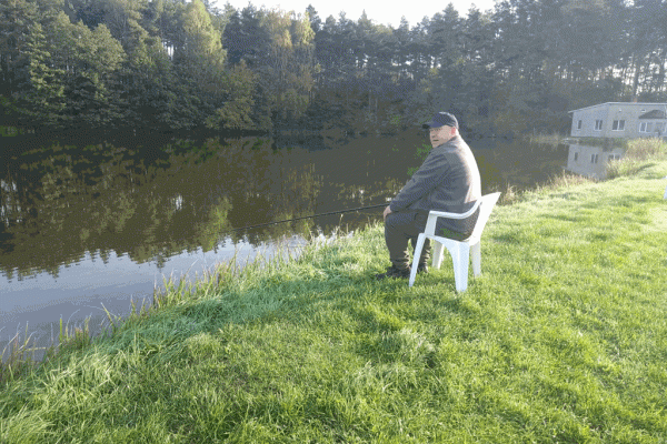 Mieszkaniec łowi ryby.