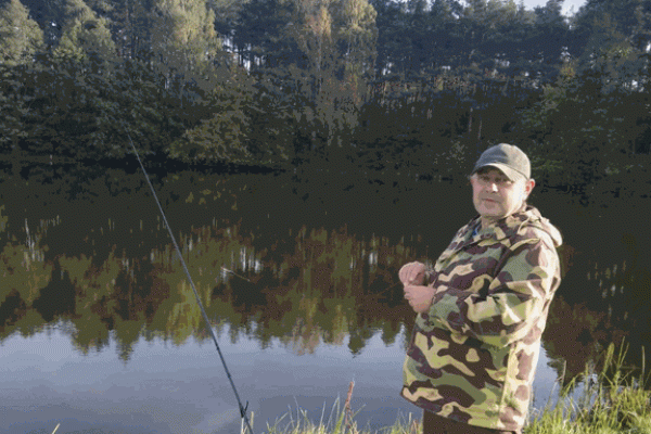 Mieszkaniec łowi ryby.