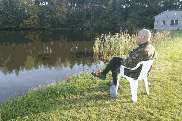 Mieszkaniec łowi ryby.