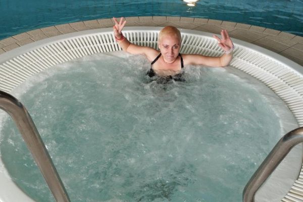 Mieszkanka w basenie.