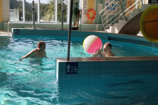 Mieszkańcy w basenie.