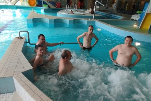 Mieszkańcy w basenie.