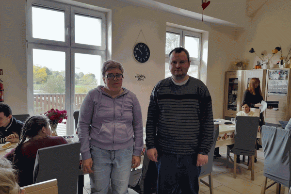 Dwije uczestników projektu pozuje do zdjęcia na stojąco.