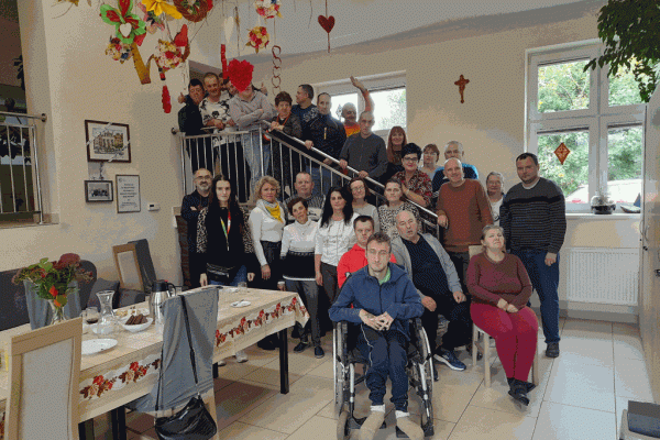 Zdjęcie grupowe na schodach uczestników projektu.
