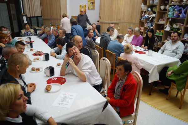 Uczestnicy spotkania przy pracach manualnych podczas warsztatów z projektu.