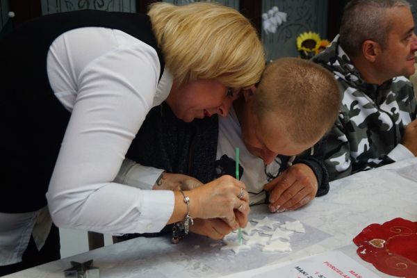 Uczestnicy spotkania przy pracach manualnych podczas warsztatów z projektu.