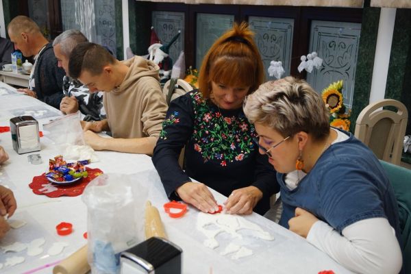 Uczestnicy spotkania przy pracach manualnych podczas warsztatów z projektu.