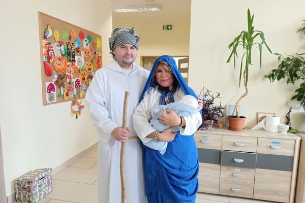 Dwoje uczestników projektu przebranych w strojach do sztuki.
