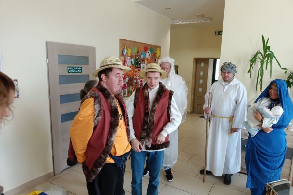Uczestnicy projektu przebrani w strojach do sztuki.